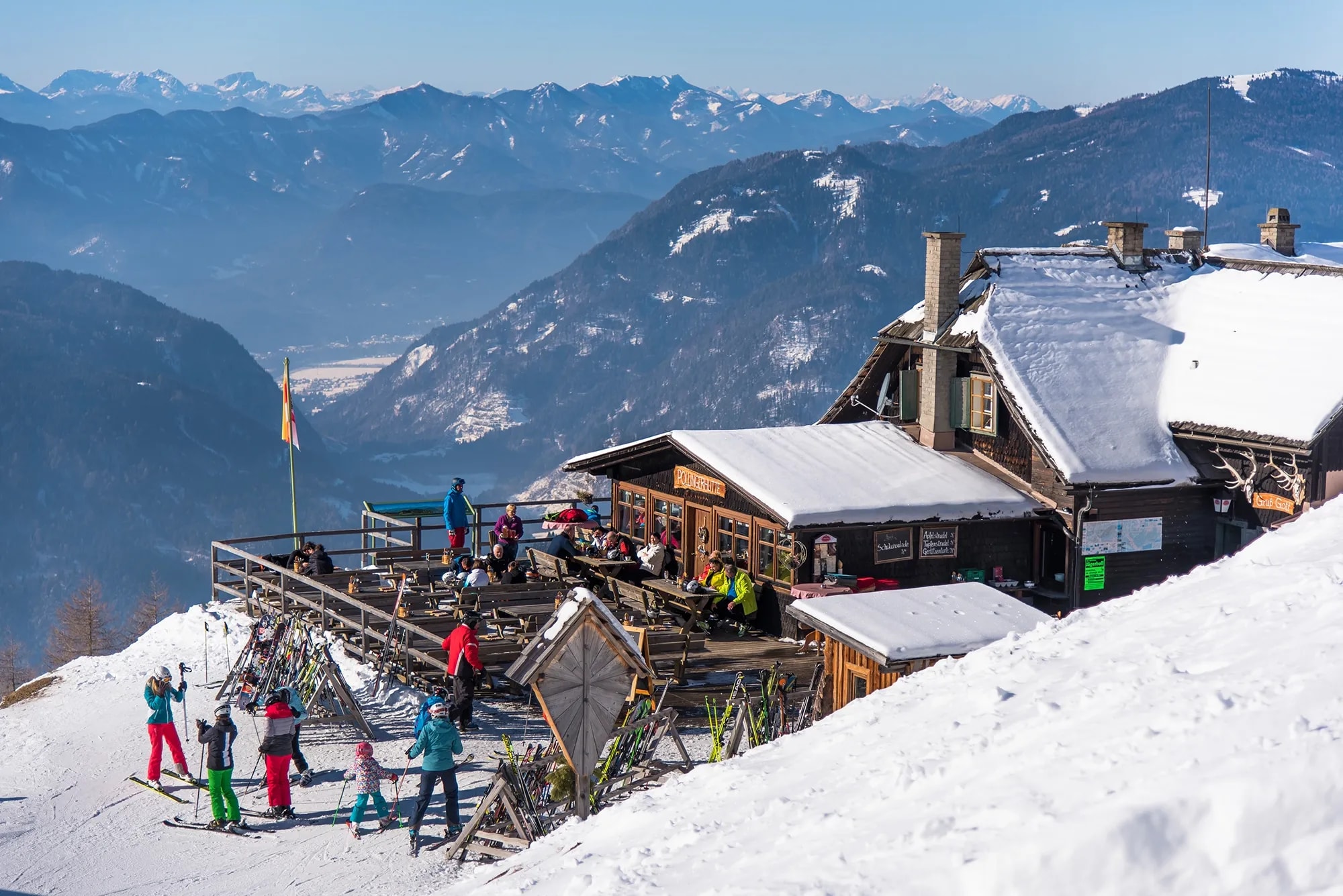 Aussenansicht der Pöllinger Hütte auf der Gerlitzen Alpe