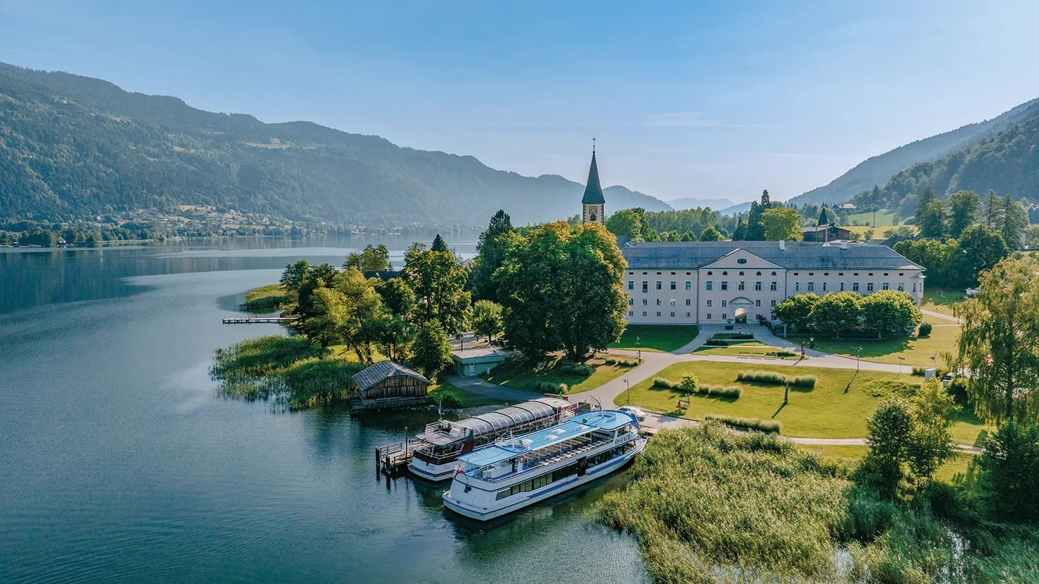 Ossiacher See Schifffahrt vor den Stift Ossiach